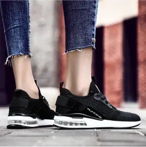 Svarta sneakers för alla årstider, mjuk dämpning, skumgummisula, halkskyddad gummisula, lätt att ta på. Ortopedisk design.