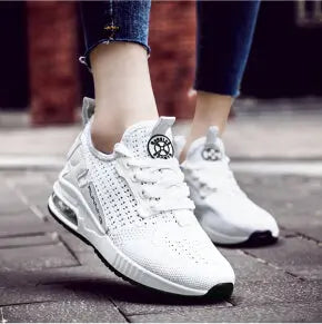 Vita sneakers för alla årstider, mjuk dämpning, skumgummisula, halkskyddad gummisula, lätt att ta på. Ortopedisk design.