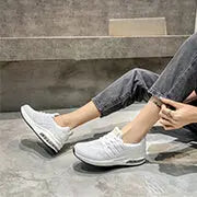 Whte Sneakair I Löparskor i vitt med lätt slip-in-design och elastiska skosnören för enkel passform.